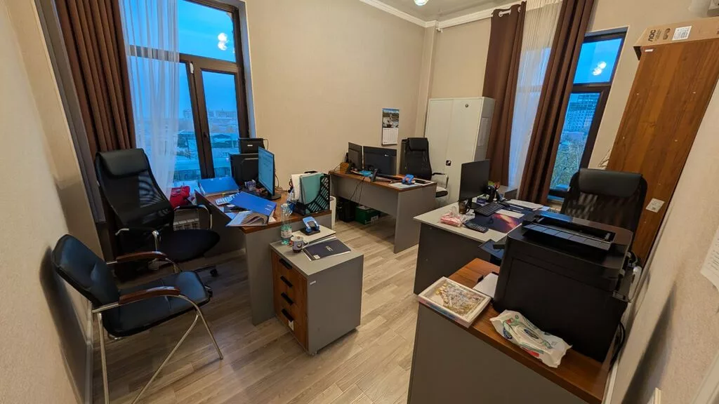 Сдаю Офис целиком: Сдаю Колл-центр, Нотариус, Охранное агентство, 175 м², В административном здании, С ремонтом, Первая линия, С отдельным входом, С отдельным санузлом