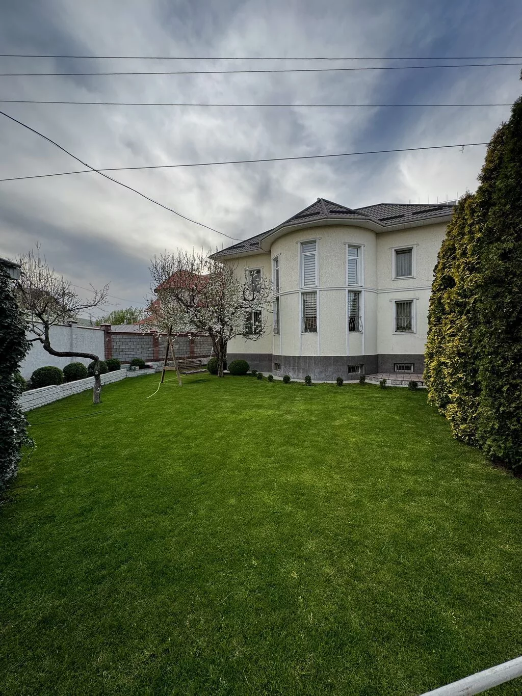 6 комнат и более, 350 м², 10 соток, Бишкек, Киргизия 2 ж/м Собственник