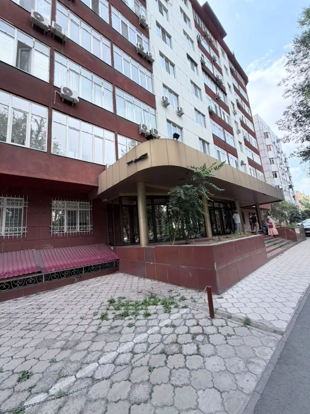 Сдаю The entire office: 80 м², В бизнес центре, С ремонтом, С отдельным входом, С отдельным сан узлом, С системой безопасности