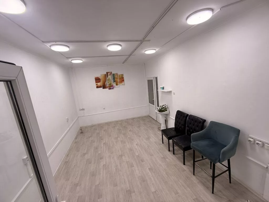 Сдаю Офисный кабинет: 18 м², С ремонтом, Первая линия, С высокими потолками