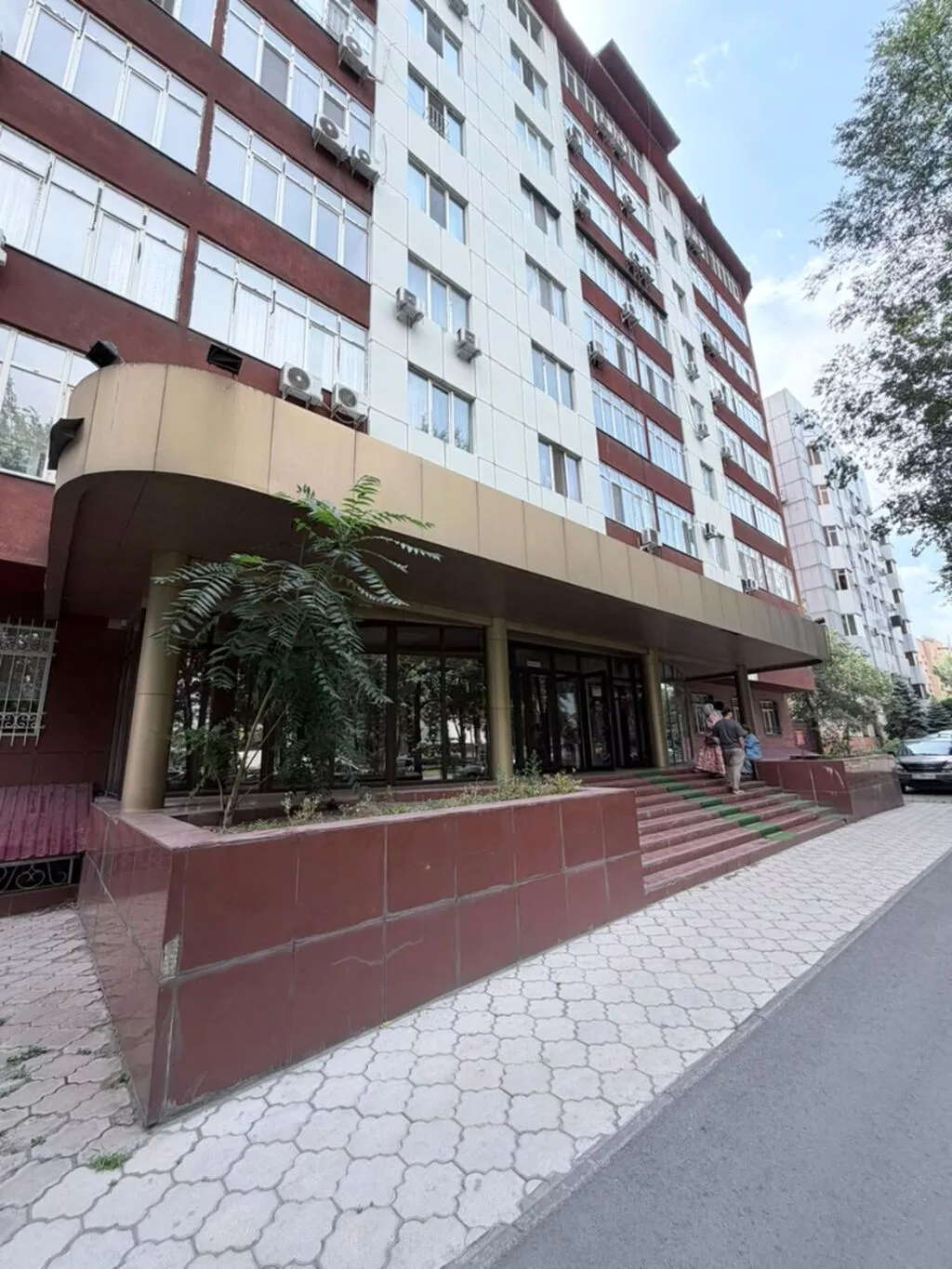 Сдаю The entire office: 240 м², В бизнес центре, С ремонтом, С отдельным входом, С отдельным сан узлом, С системой безопасности