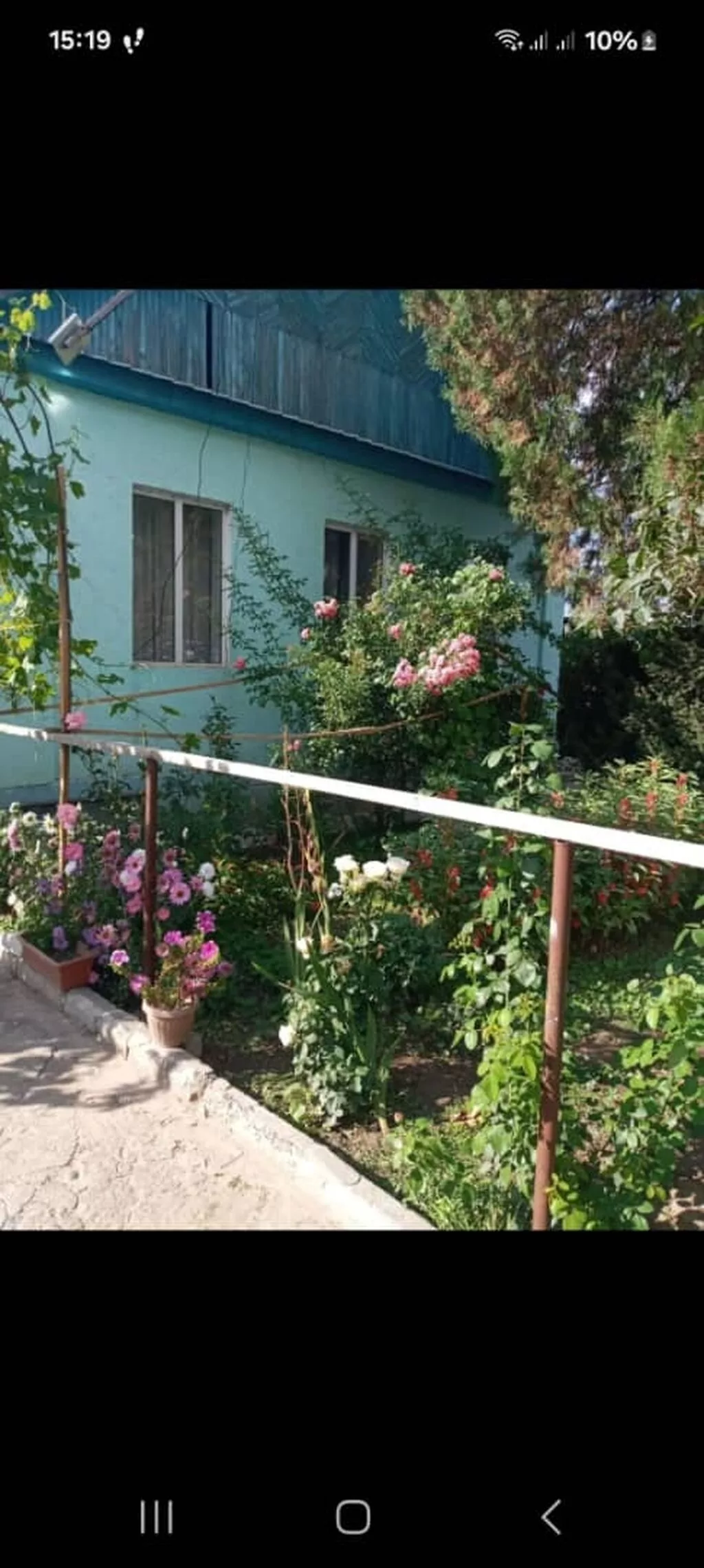 Дом с участком и садом - Жилой дом с голубым фасадом и
