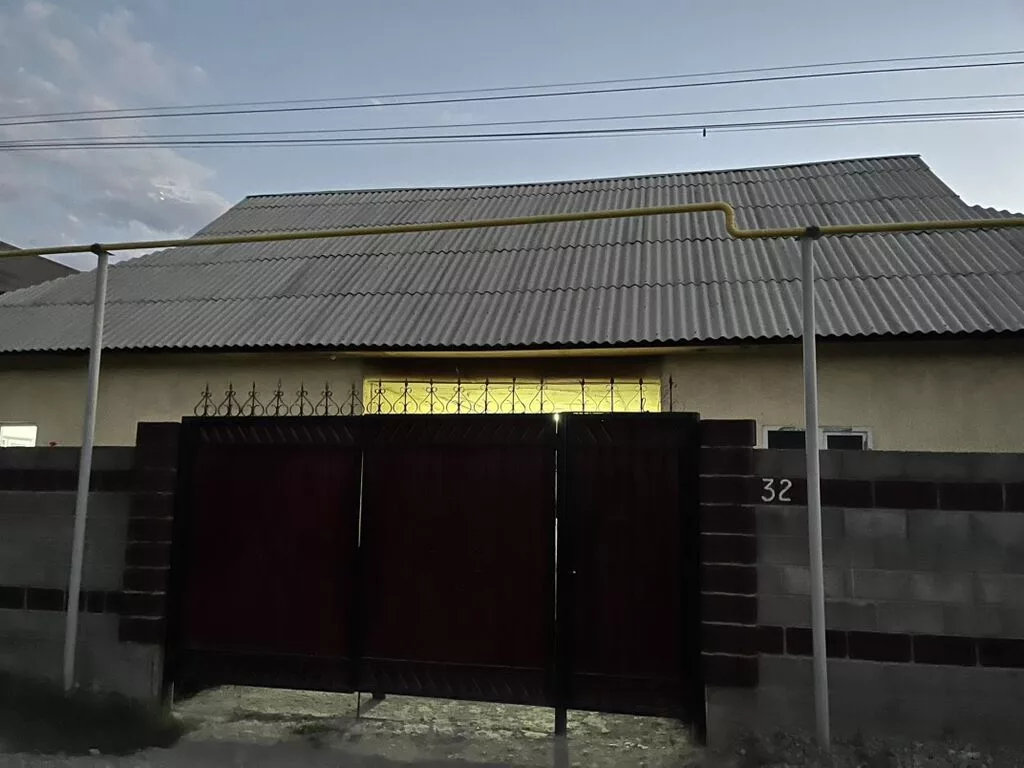 Продаётся частный дом с зелёным ухоженным двором. Основные