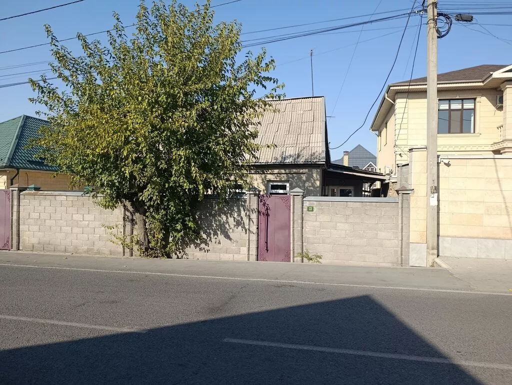 Продаётся участок с домом в районе Джантошева Шукурова. 4 сотки