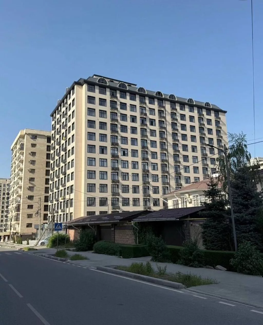 Продается 3 комнатная квартира ЖК «Асман» СК «МЭНС» Адрес:Бакаева 142