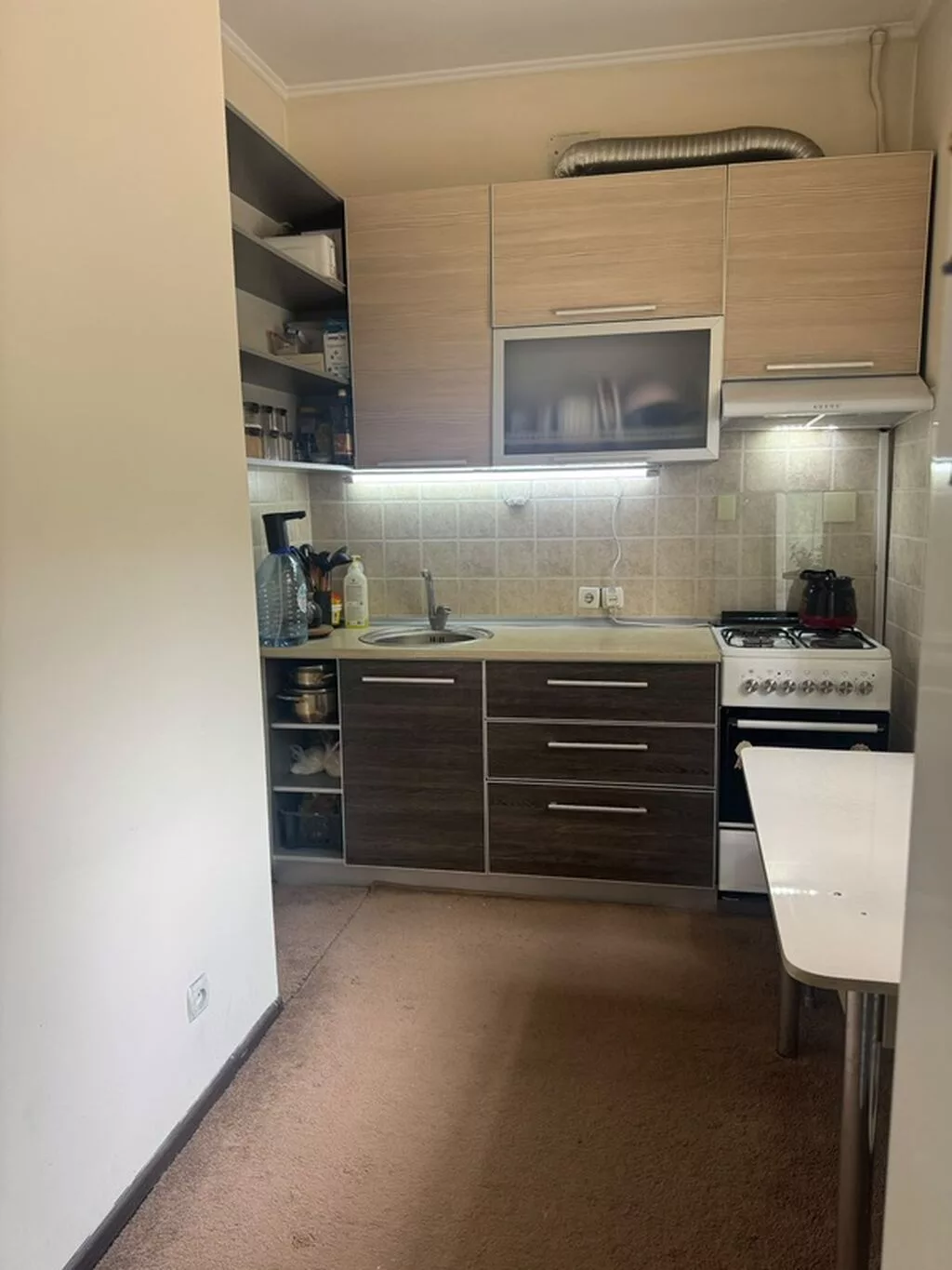 Продается 2 ком кв Сталинка 51 кв 1 этаж Планировка и интерьер: -