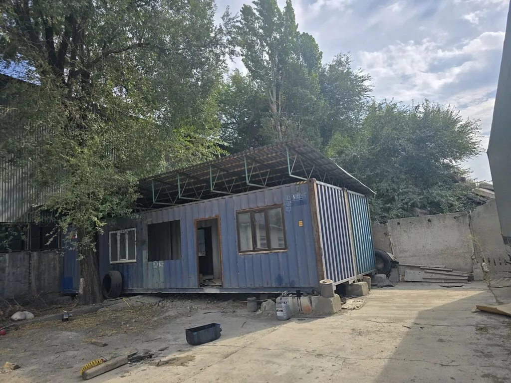 Продаю морские контейнеры 2 шт. вместе кровлей и тремя окнами