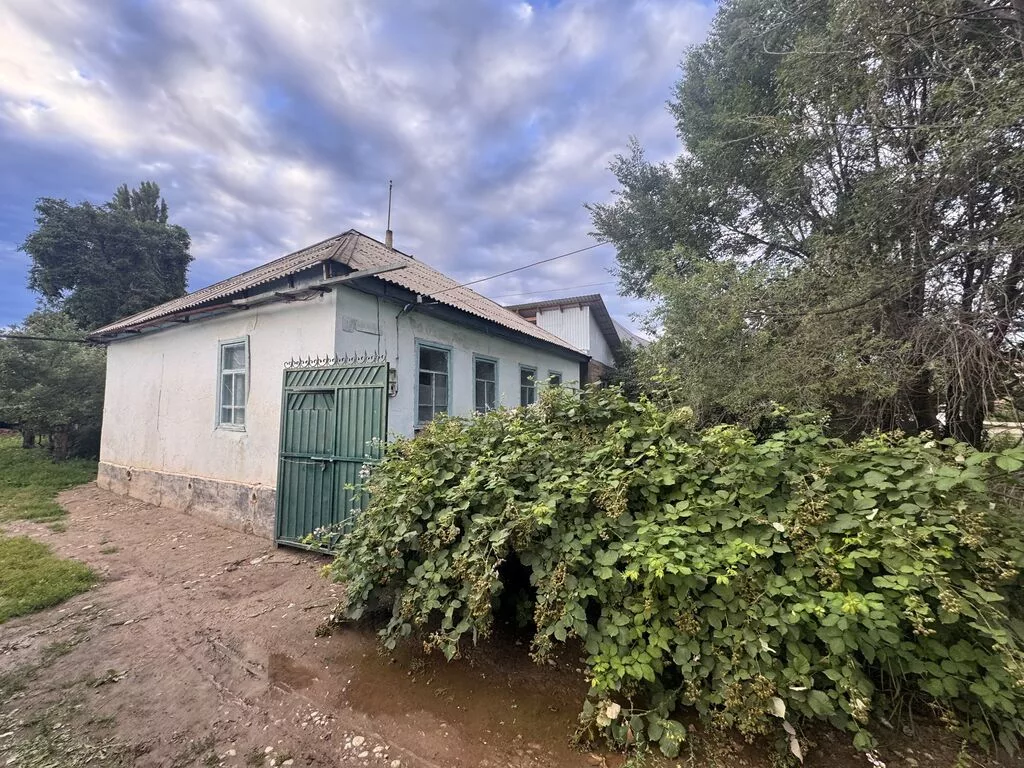 Продаётся дом, в селе кызыл-суу в районе гипермаркета АЗИЯ. ул.Иса
