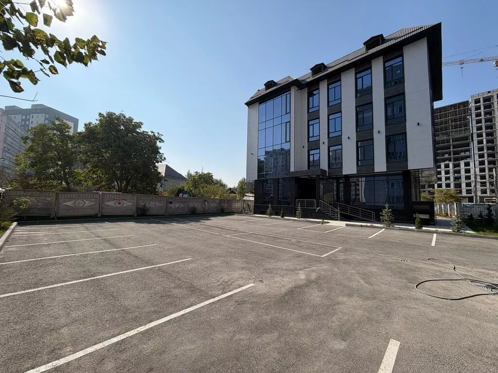 : 1700 м², В бизнес центре, С ремонтом, С парковкой