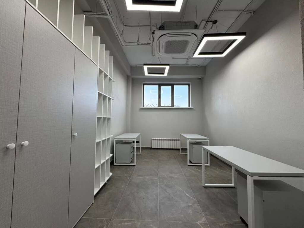 Сдаю Офис целиком: 280 м², В жилом комплексе, С ремонтом, Первая линия, С отдельным входом, С отдельным санузлом