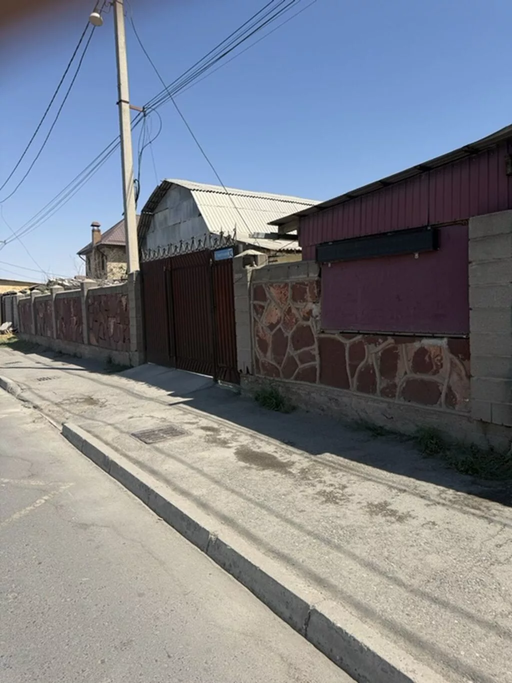 Продаётся жилой дом с ограждённым участком и выездом на