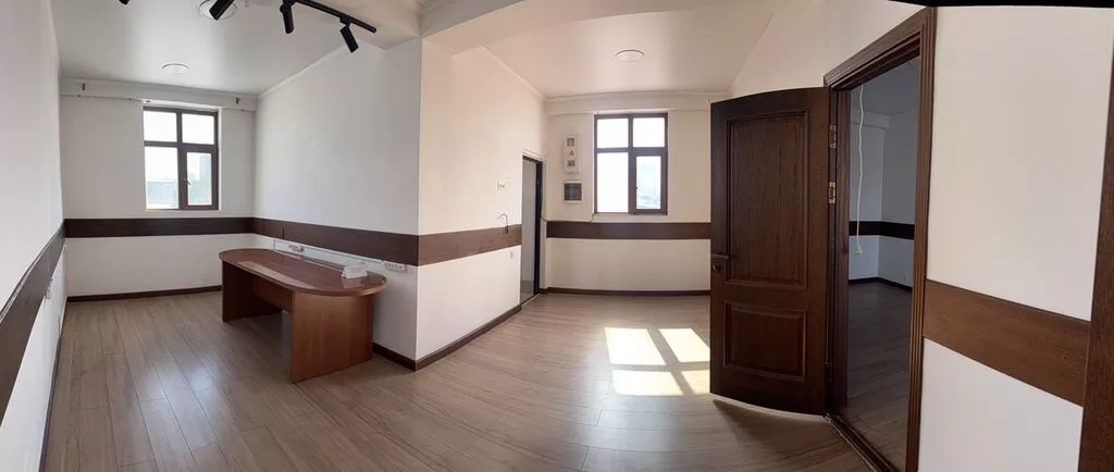 Сдаю Офис целиком: Колл-центр, IT-компания, Авиакасса, 100 м², В административном здании, С ремонтом, Первая линия, С отдельным входом, С отдельным санузлом