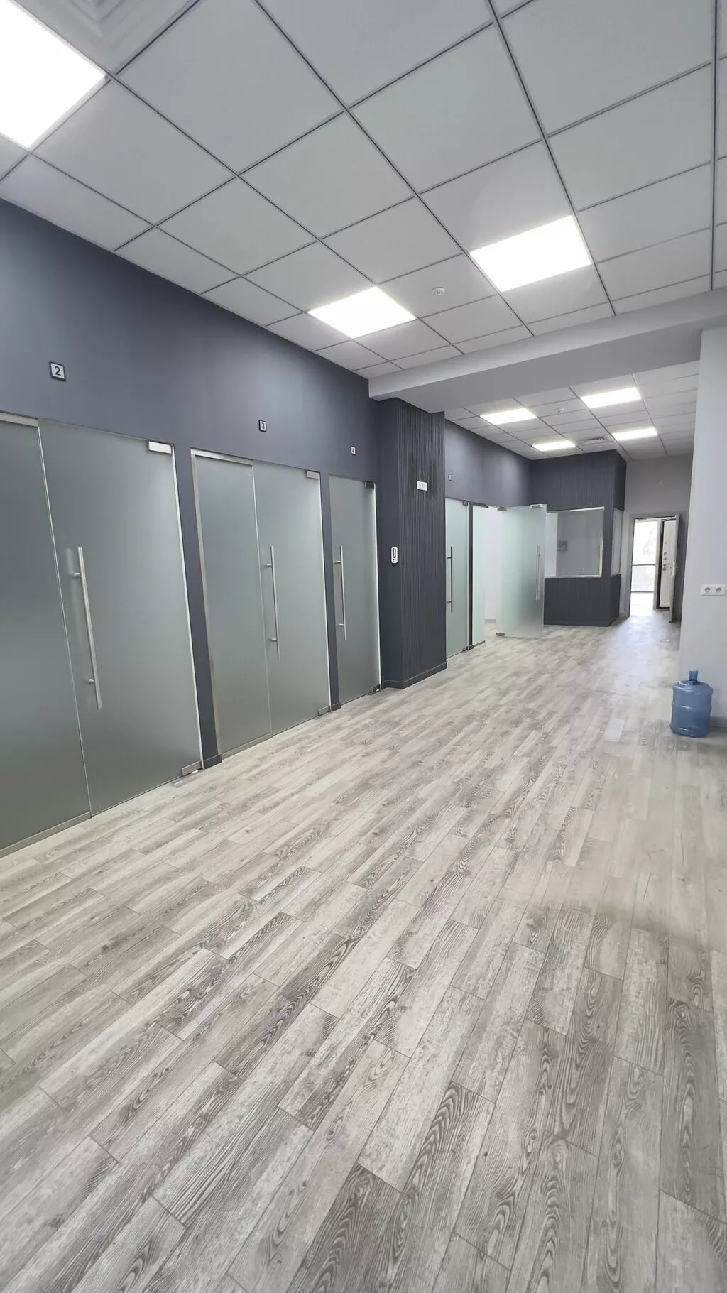 Сдаю The entire office: Сдаю Банковское отделение, Авиакасса, Ломбард, 290 м², В жилом комплексе, С ремонтом, 1 линия, С отдельным входом, С отдельным сан узлом