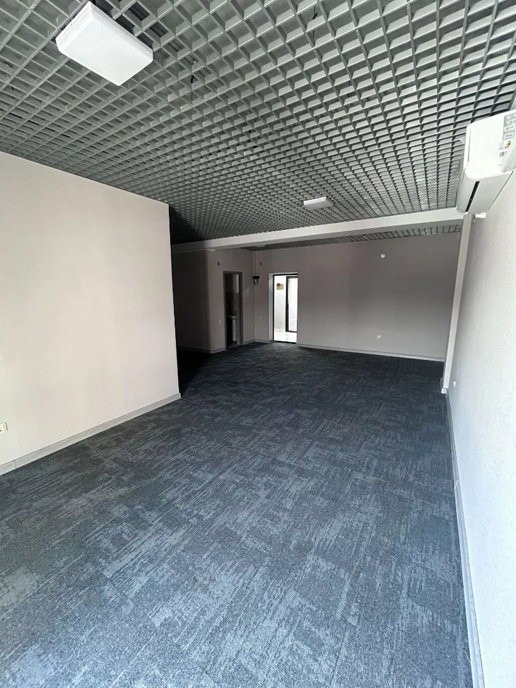 Сдаю Офис целиком: 50 м², В бизнес центре, С ремонтом, С отдельным санузлом, С системой безопасности, С парковкой