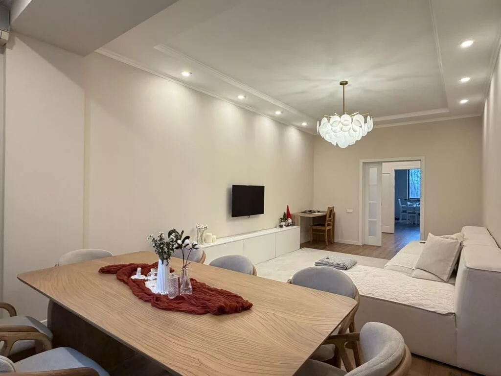3 комнаты, 117 м², 7 мкр 2 этаж