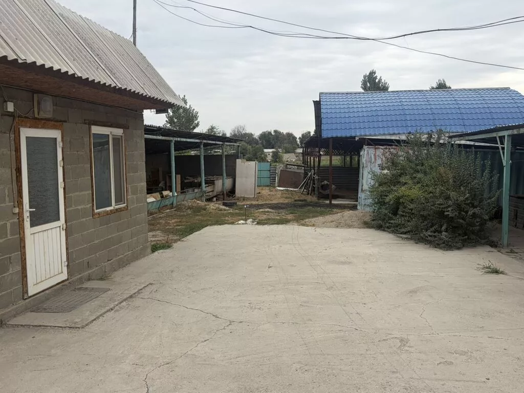 Продается земельный участок с постройками и закрытой территорией под