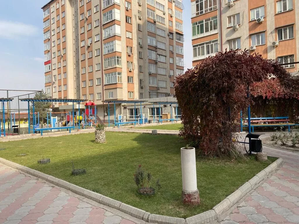 Сдается просторная 2-х комнатная квартира в элитном доме. Во дворе