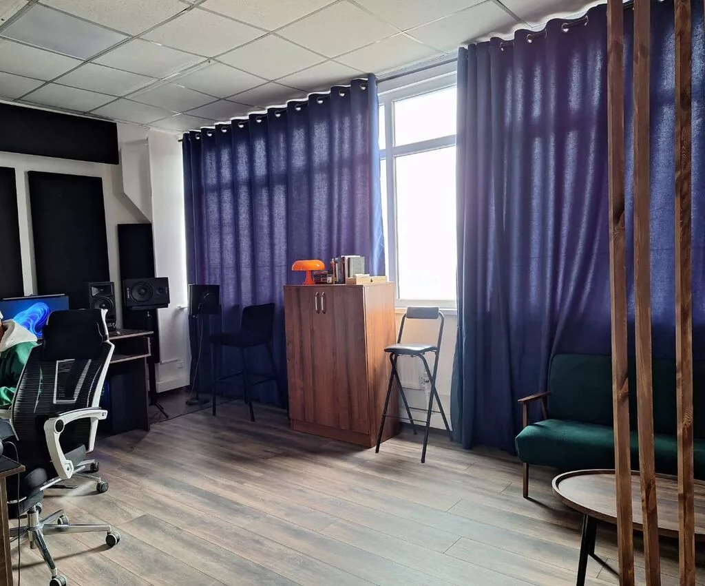 Сдаю Офисный кабинет: Сдаю Нотариус, IT-компания, Авиакасса, 24 м², В административном здании, С ремонтом, Первая линия, С системой безопасности, С парковкой