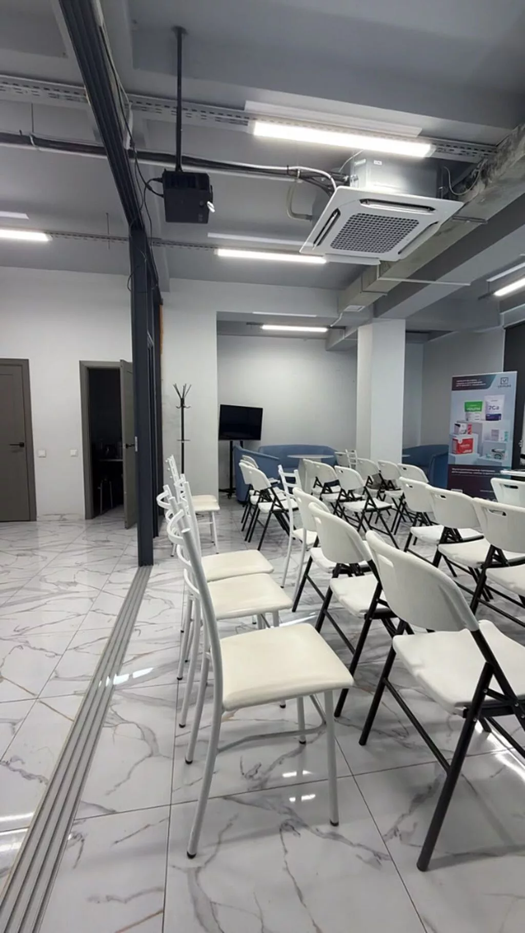 Сдаю Офис целиком: Сдаю IT-компания, Авиакасса, Банковское отделение, 98 м², В бизнес центре, С ремонтом, Первая линия, С высокими потолками