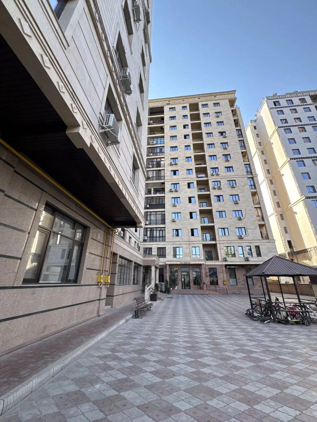 🏢 Сдаётся 4-комнатная квартира в ЖК «Версаль» 📍 Центр города | ул