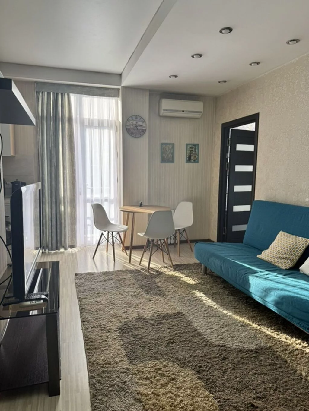 Сдается 2-комнатная квартира-студия (42 м²) в самом центре города. •