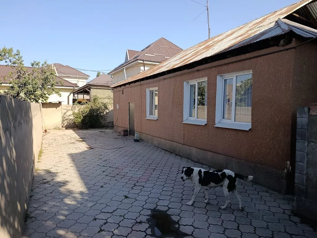 Дом с двором и отдельным въездом через распашные ворота. Щлакоблок