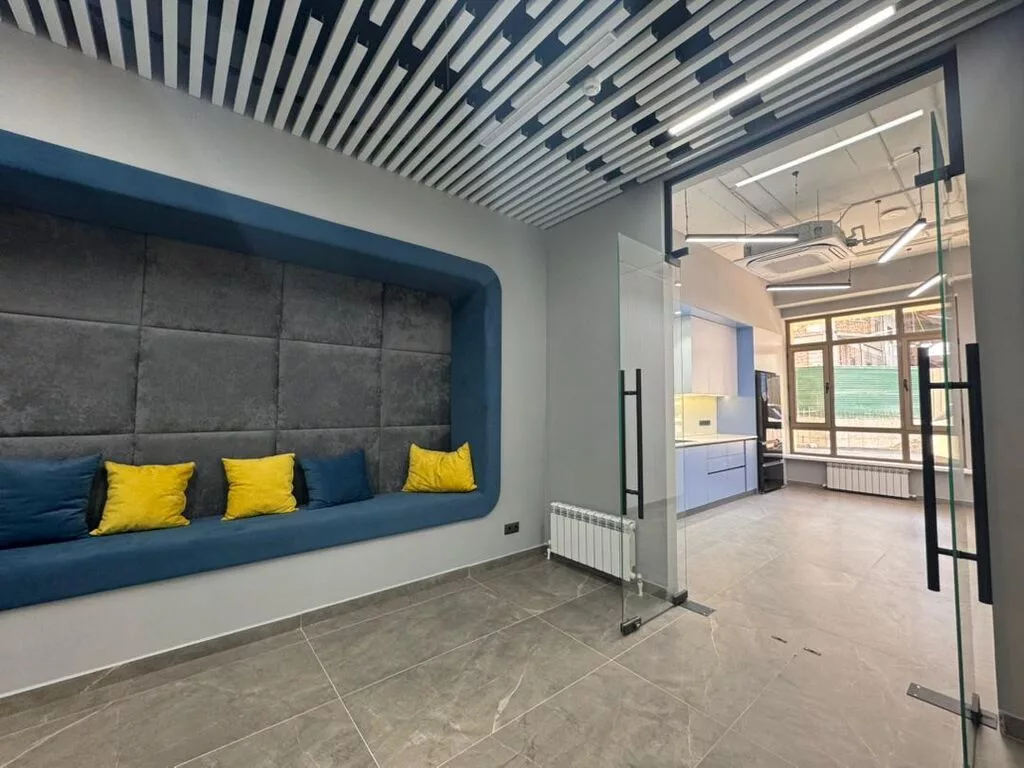 Сдаю Офис целиком: 280 м², В жилом комплексе, С ремонтом, Первая линия, С отдельным входом, С отдельным санузлом