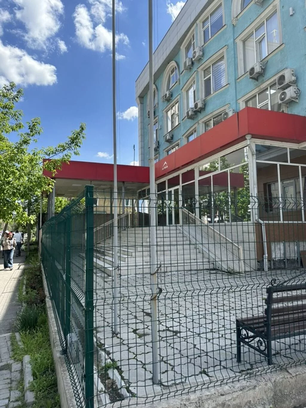 Сдаётся в аренду нежилое помещение S-240 кв.м, 1 этаж в отдельно