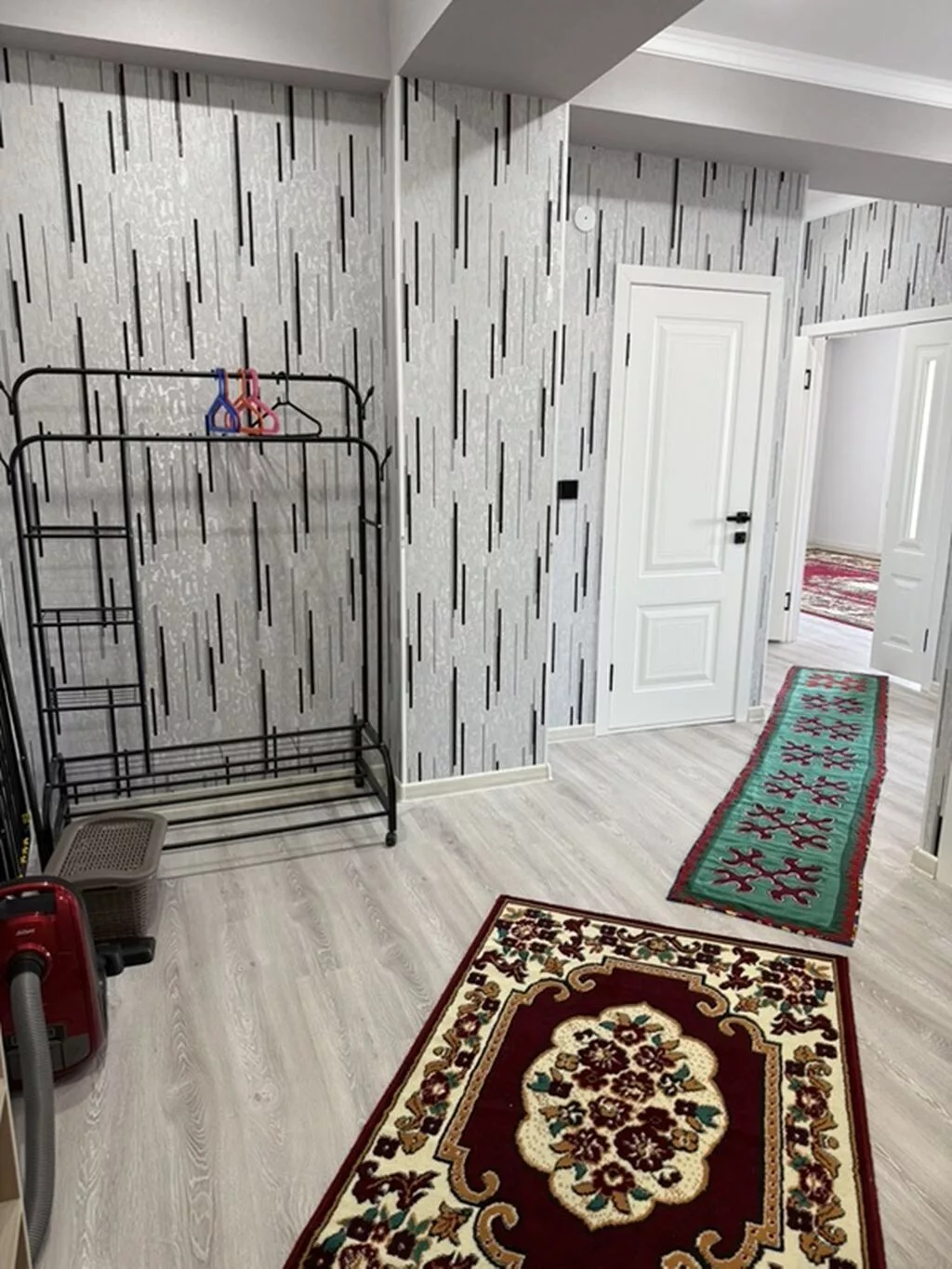Ош. Эки болмолуу квартиранын бир болмосу берилет, экинчиси жабык, жаны