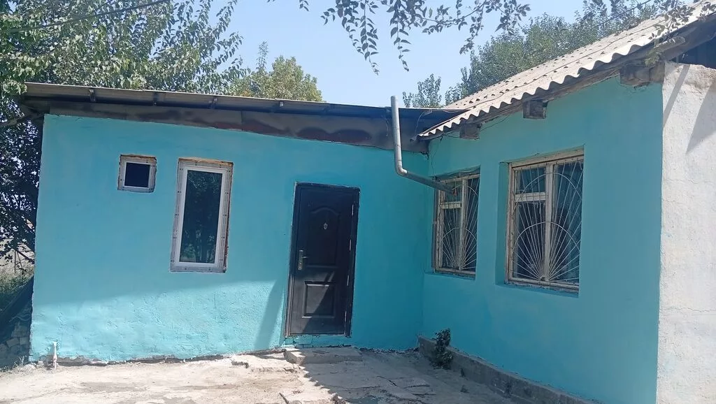 Площадь - 65 м² душ дома туалет на улице дома есть мебель и
