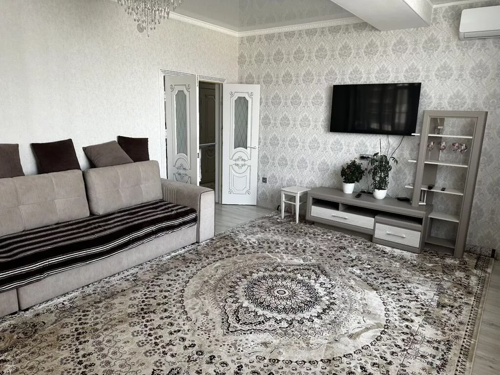 Сдается 2 комнатная квартира Район: Ахунбаева/Абая Этаж 5/12 76м2