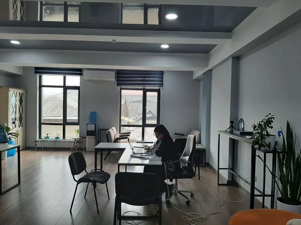Сдаю Офис целиком: Сдаю Колл-центр, IT-компания, 55 м², В жилом комплексе, Без ремонта, С системой безопасности, С парковкой