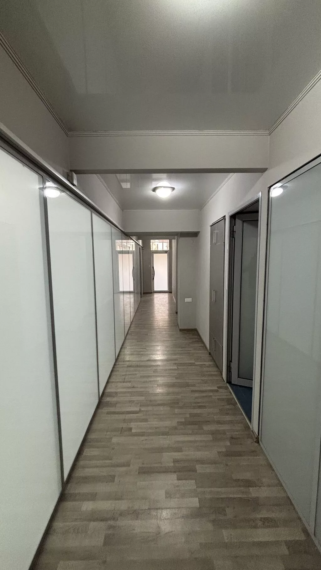 Сдаю The entire office: Сдаю Банковское отделение, Колл-центр, Нотариус, 100 м², В жилом комплексе, С ремонтом, 1 линия, С отдельным входом, С отдельным сан узлом