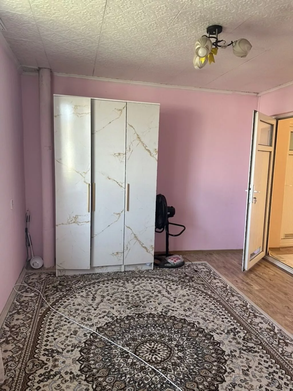 Таза, жылуу жана жайлуу үйгө бир кызды подселениеге издеп жатабыз. Под