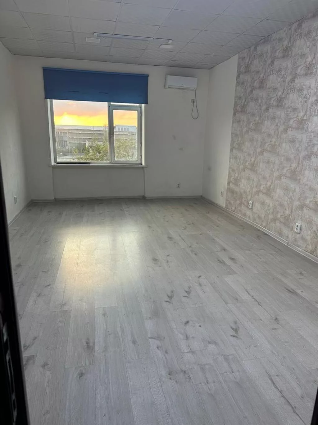 Сдаю Офисный шкаф: 25 м², В административном здании, С ремонтом, High ceilings