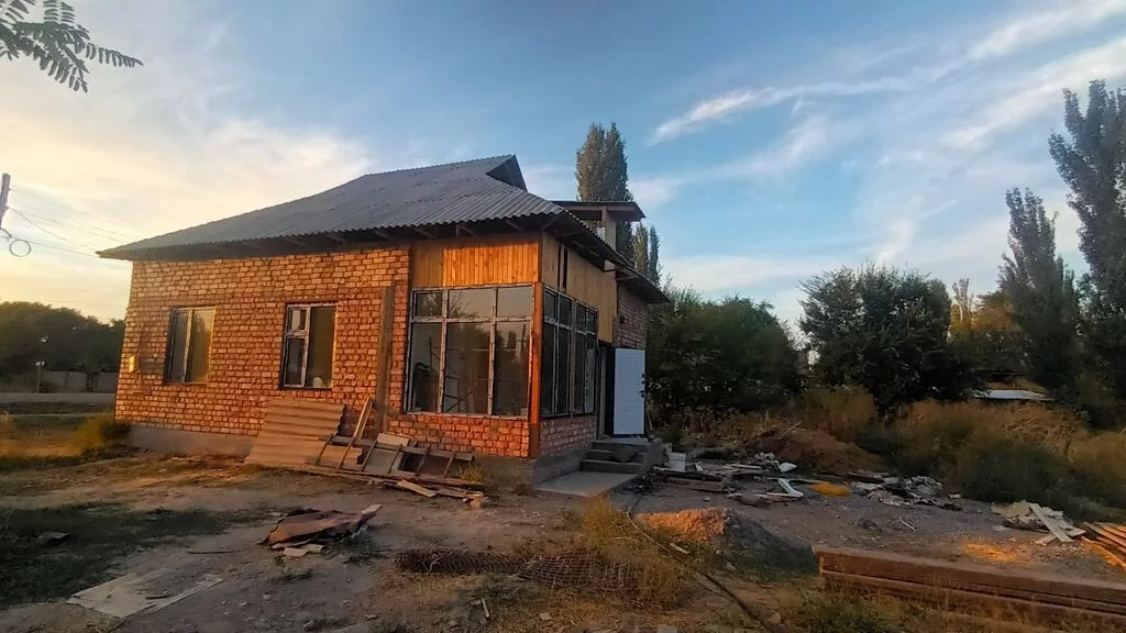 Продается кирпичный дом с большим участком. Описание объекта: -