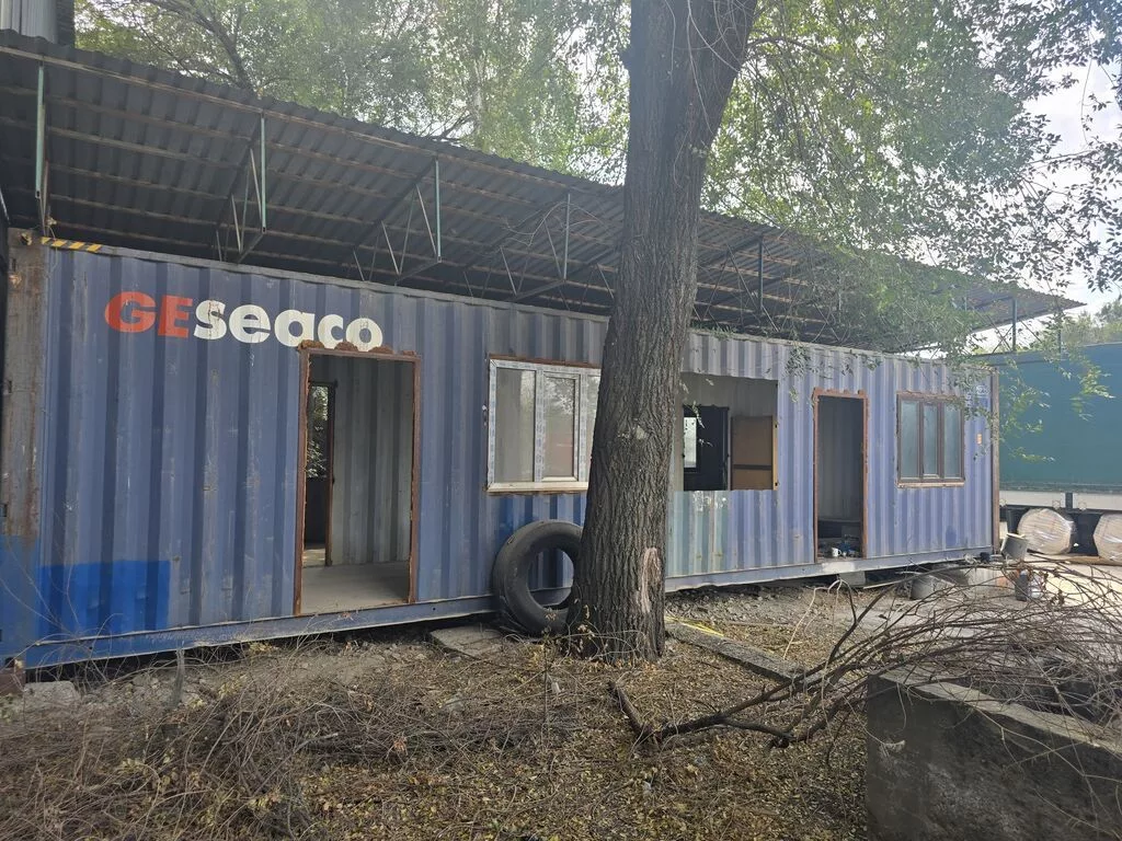 Продаю морские контейнеры 2 шт. вместе кровлей и тремя окнами