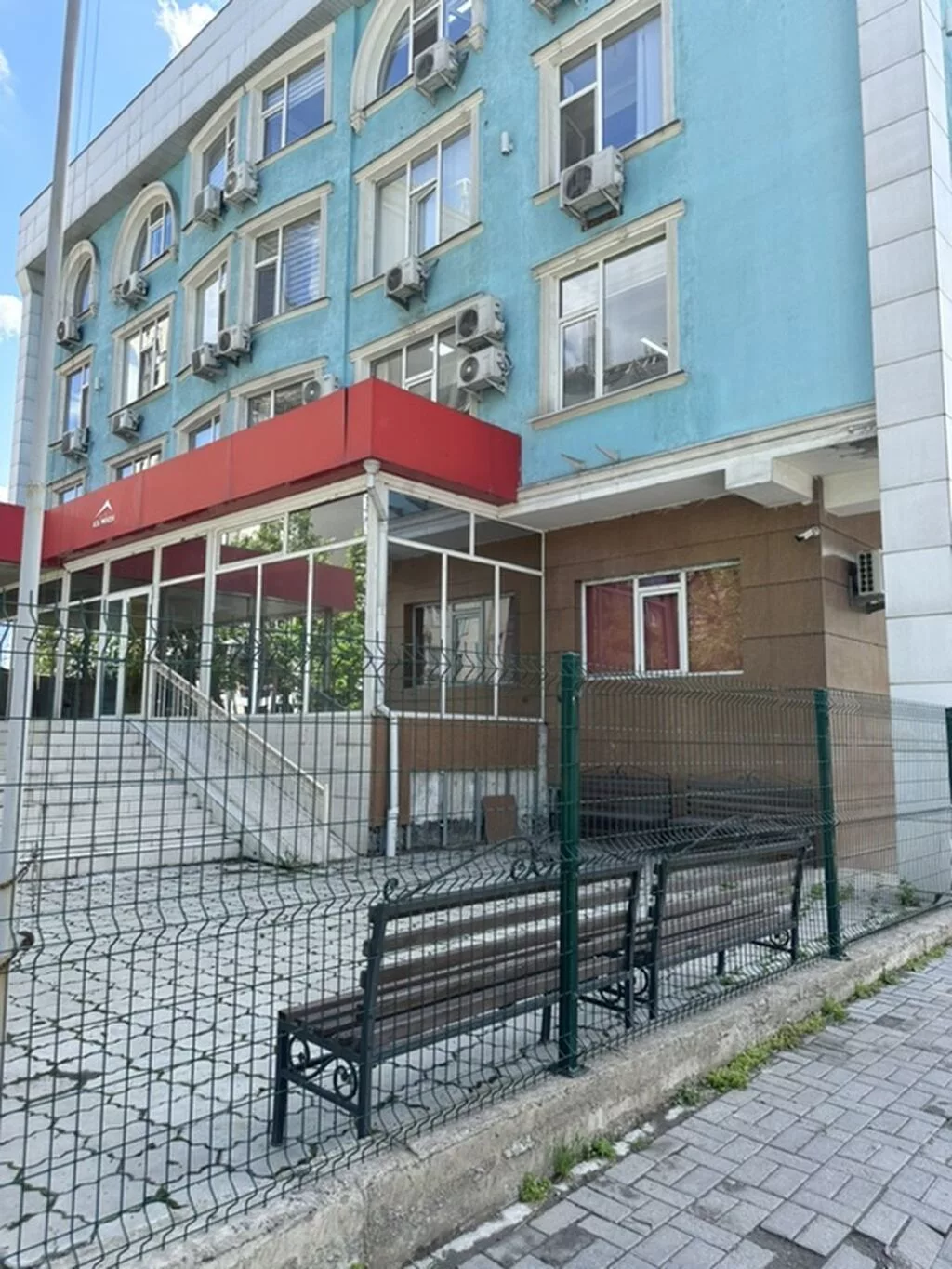 Сдаётся в аренду нежилое помещение S-240 кв.м, 1 этаж в отдельно