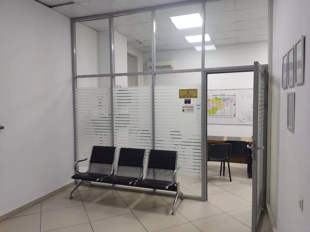 Сдаю The entire office: 220 м², В жилом комплексе, С ремонтом, С отдельным входом, С отдельным сан узлом, С юридическим адресом