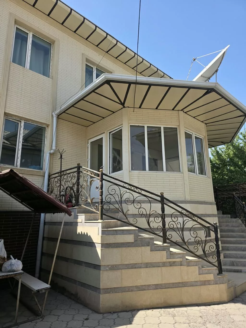 We are renting out a two-story house with student accommodations. We