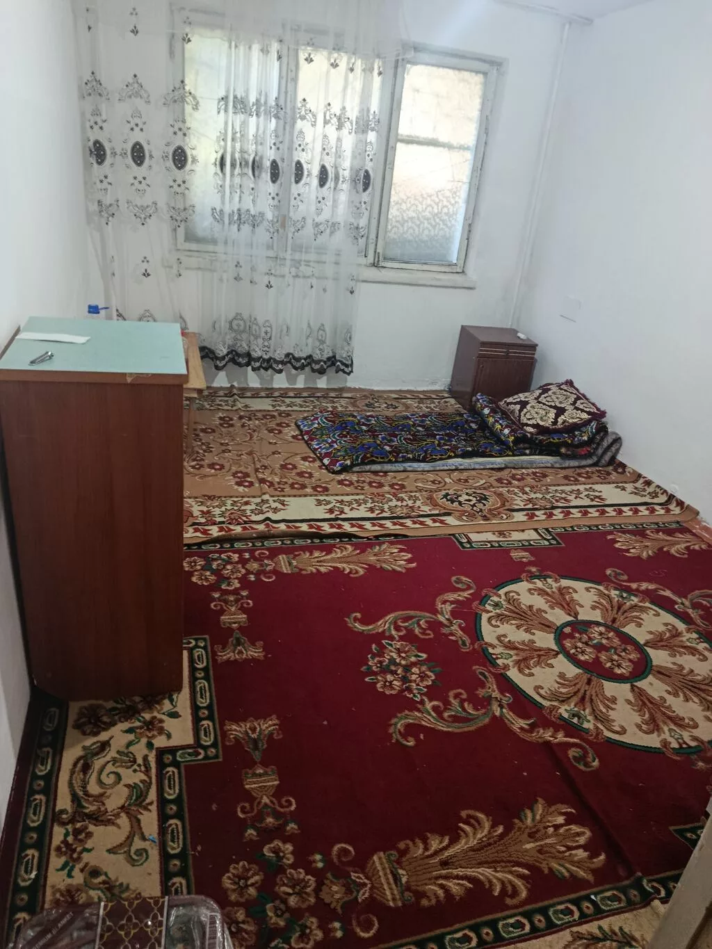 Комната в жилом доме - Площадь ориентировочно 10–12 м², прямоугольная