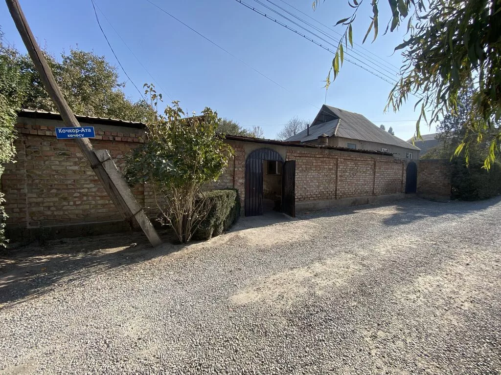 4 комнаты, 100 м², 11 соток, Бишкек, Собственник