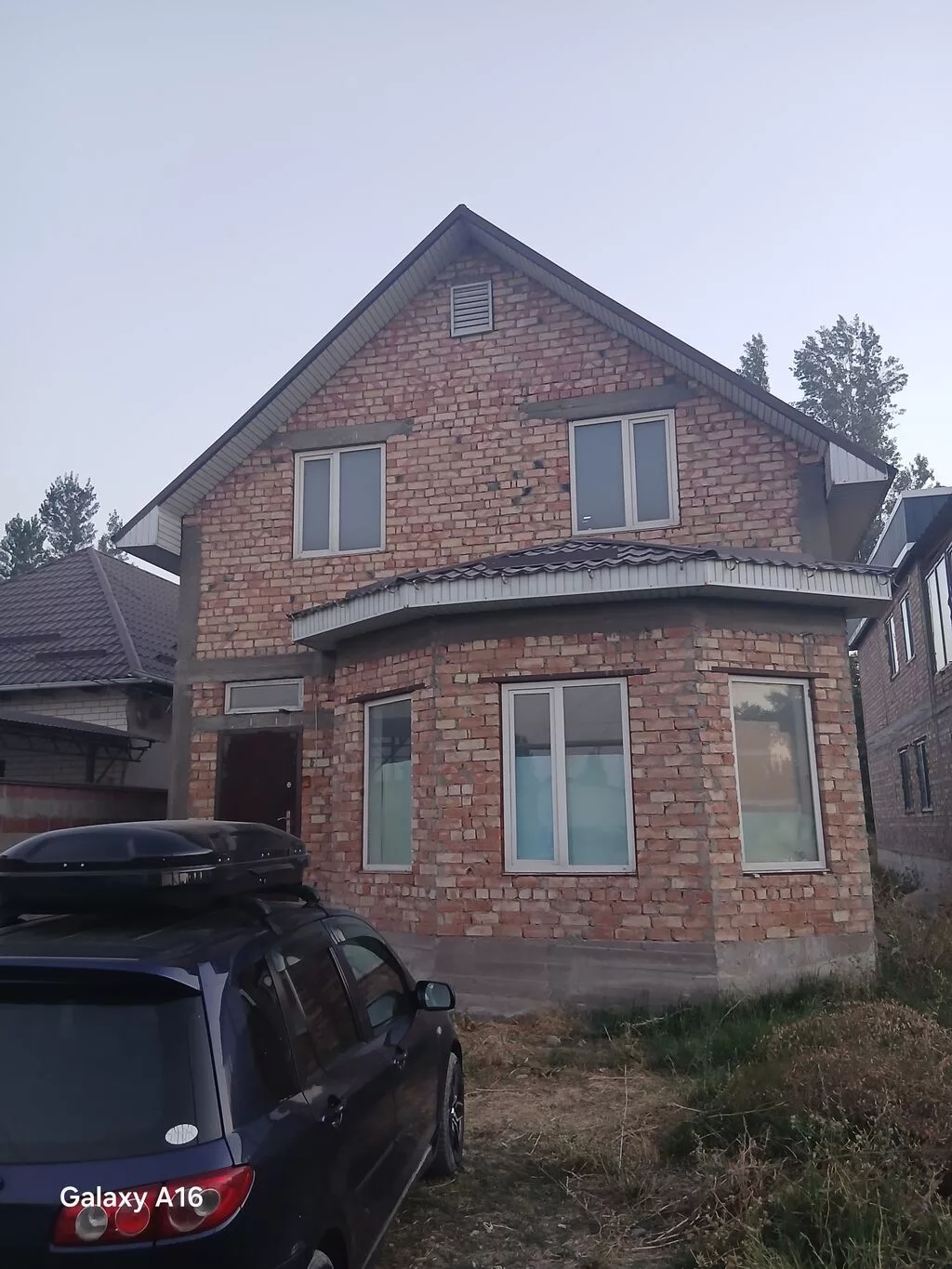 Продаётся двухэтажный кирпичный дом. Основные характеристики: -