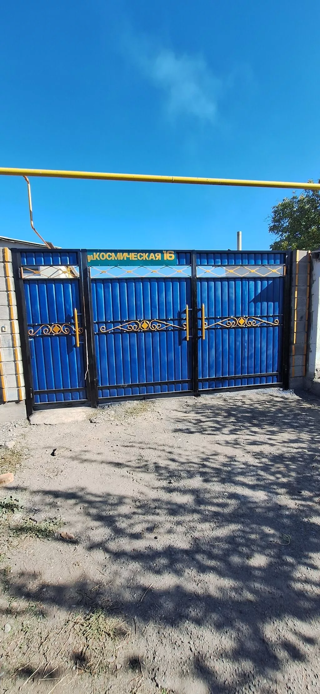 Продаётся земельный участок с домом и хозяйственными постройками по