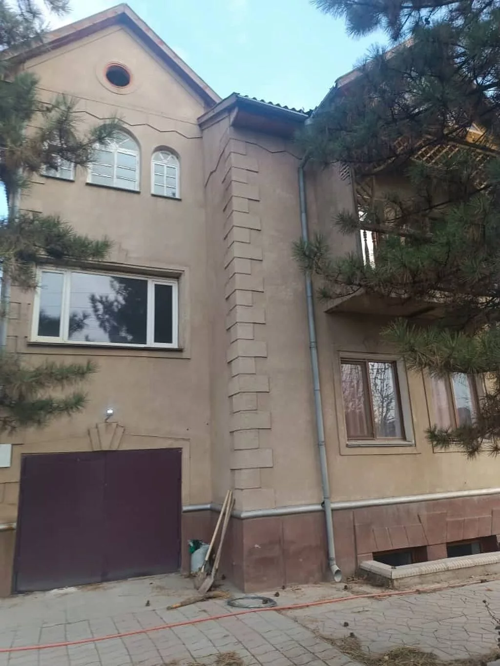 Сдается пол дома в кок-жаре (4 комнаты + кухня) для жилья. (с