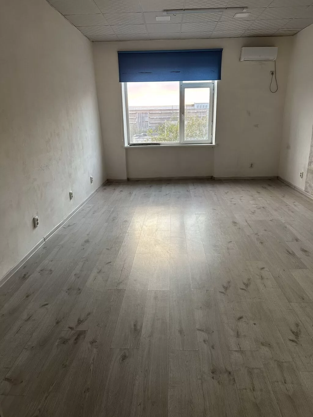 Сдаю Офисный шкаф: 25 м², В административном здании, С ремонтом, High ceilings