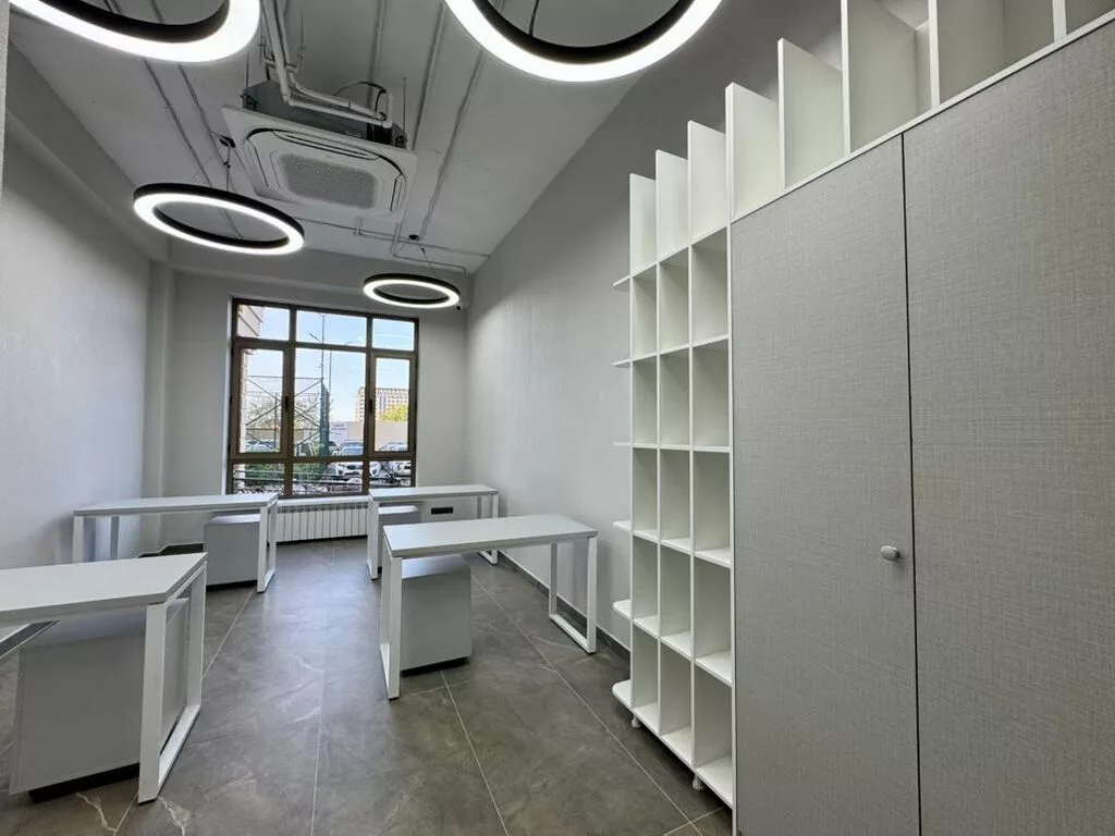 Сдаю Офис целиком: 280 м², В жилом комплексе, С ремонтом, Первая линия, С отдельным входом, С отдельным санузлом