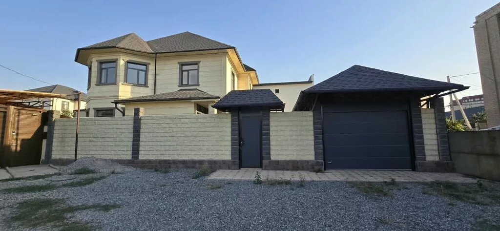 🏡 Продаётся современный двухэтажный дом в Кок-Жаре! 📍 Район: Кок-Жар