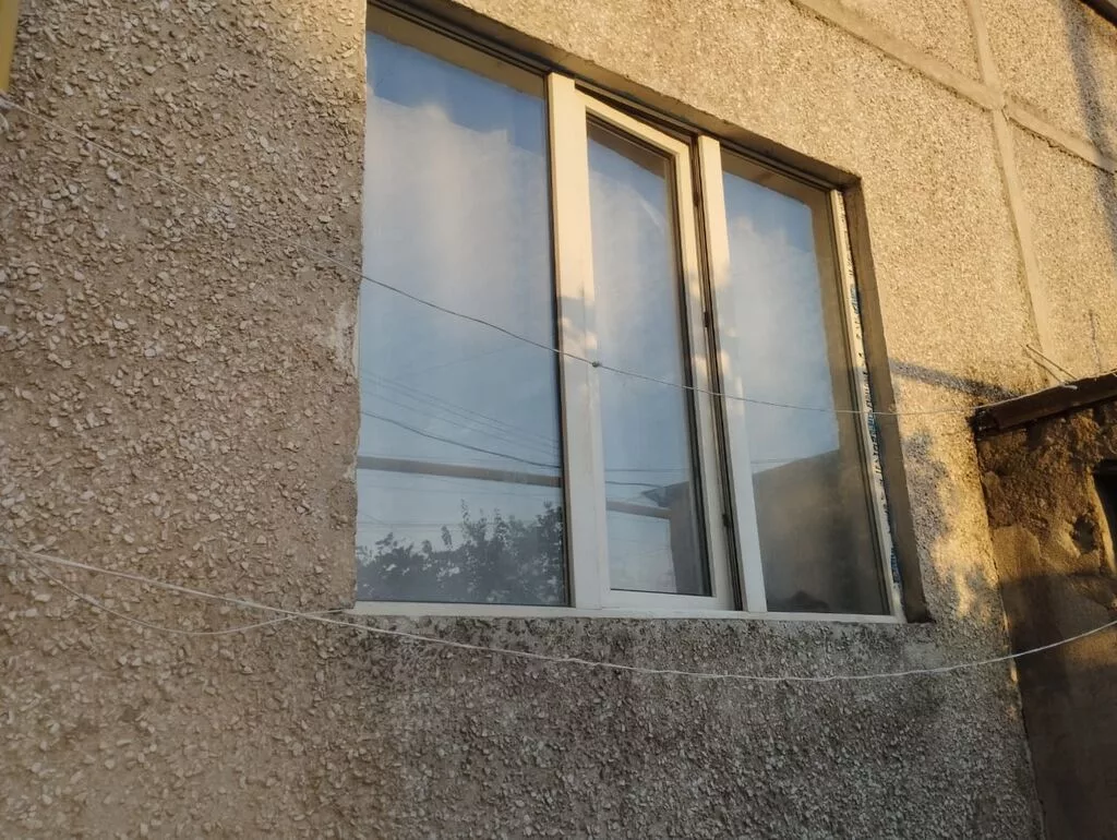 Комната в частном доме - Уютная комната с большим окном и выходом на