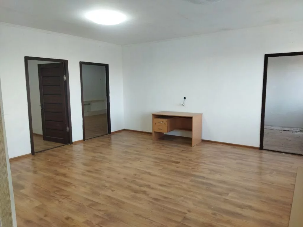 Аренда офисов, 95 м², В торговом центре, 1 линия, С отдельным входом, С отдельным сан узлом